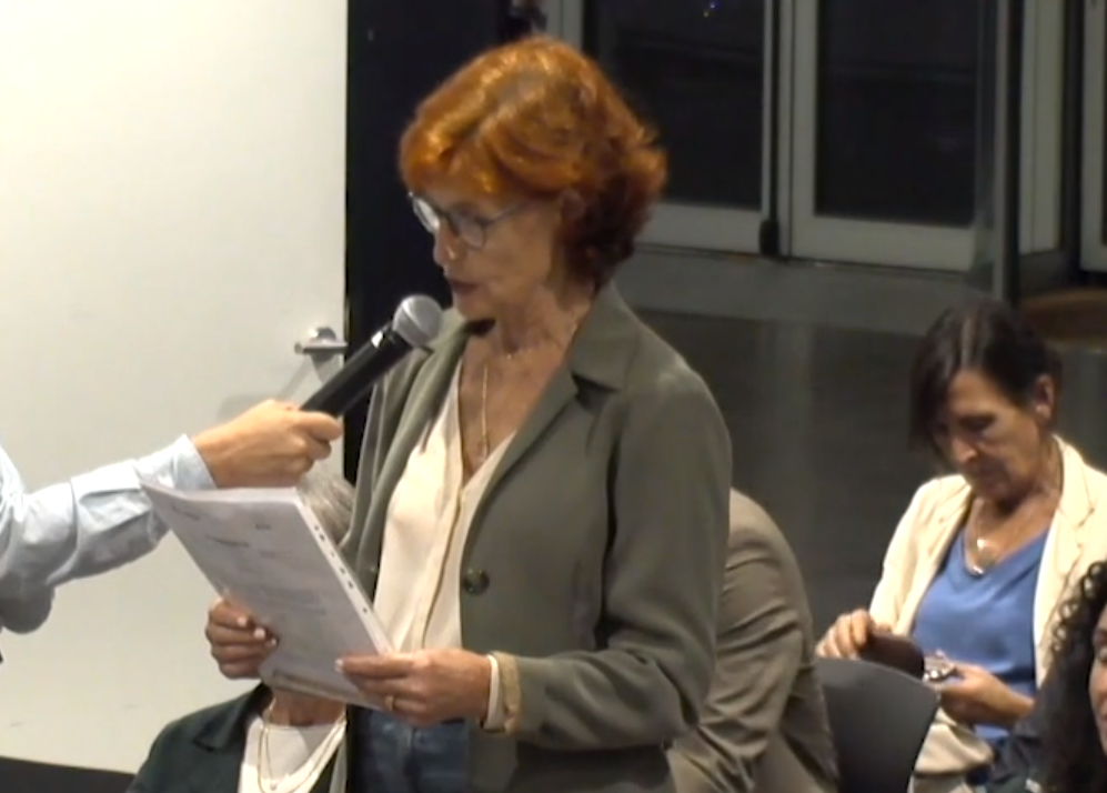 Carmen Ballesteros llegint el manifest davant del Ple de Sant Cugat.