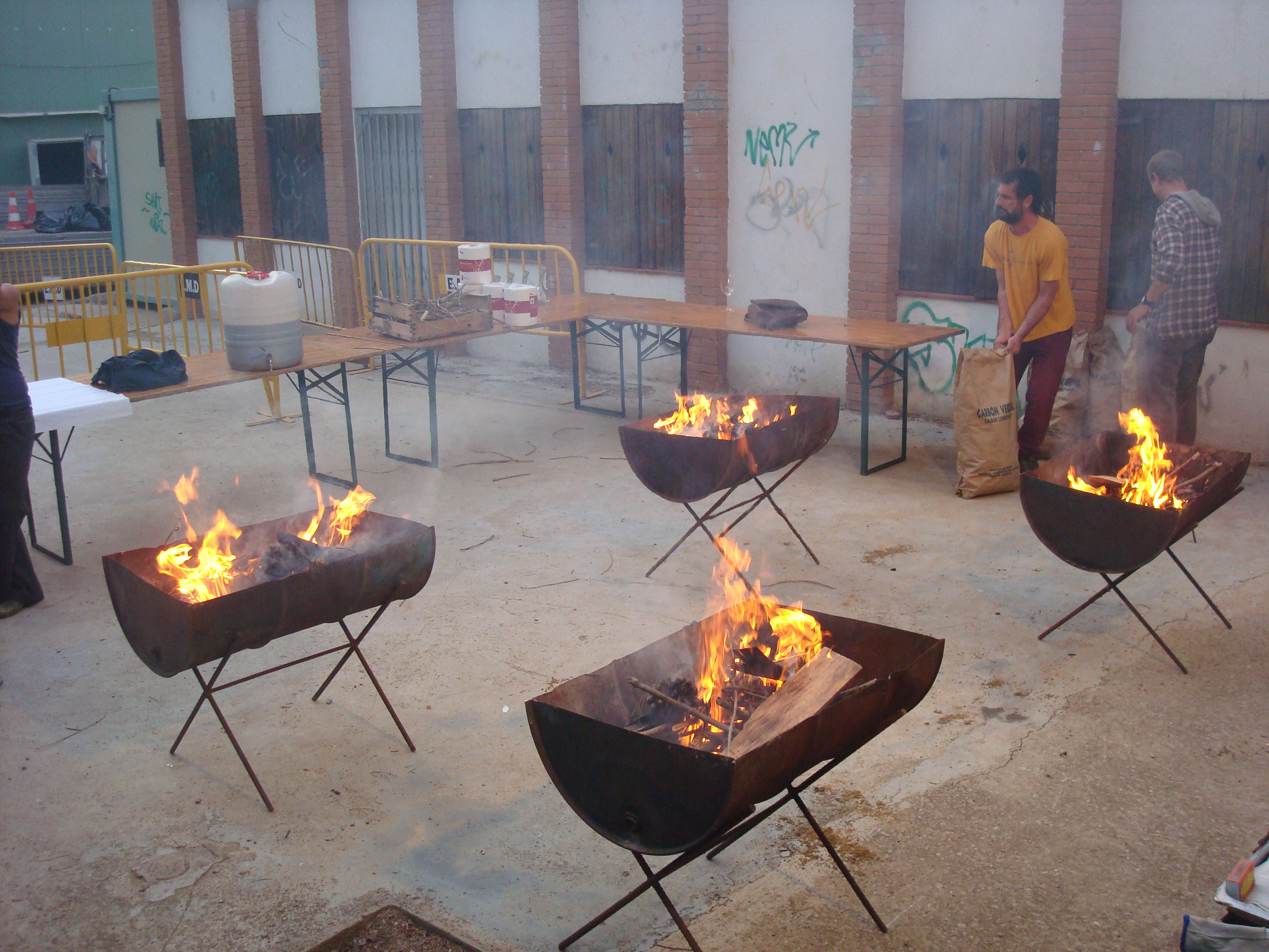 Preparant les brases, sardinada 2013